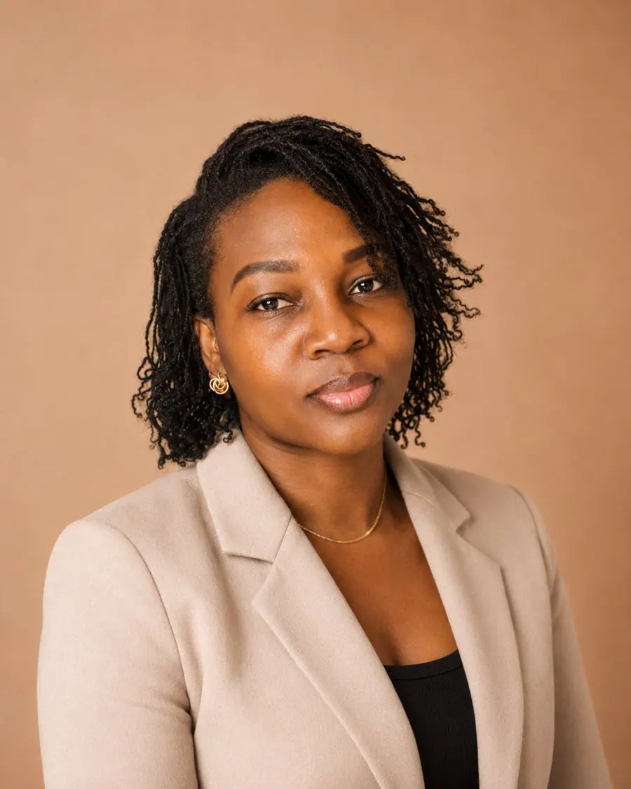 Funmi, loc artist and microloc specialist at The2TiteXperience